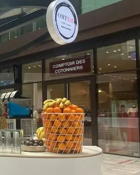 Le kiosque COFFEAT et son enseigne, au rez-de-chaussée de la galerie Prado Shopping